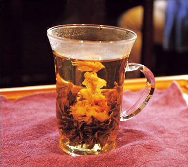 お湯をいれたら花が咲くお茶「工芸茶」